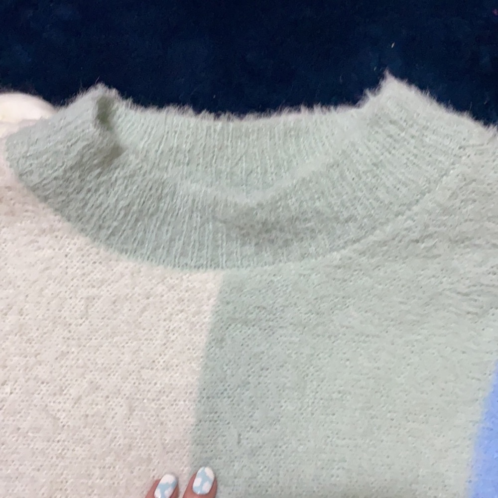 Fun Spring Sweater! - Picture 4 of 6